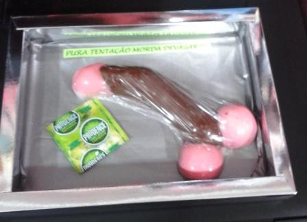 Pênis de Chocolate Recheado Torto com Escroto - 180 Grs.