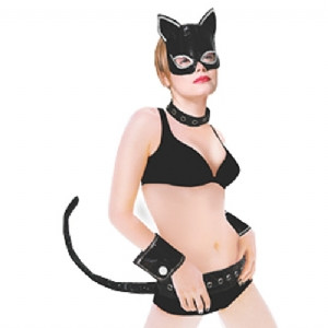 Fantasia mulher gato preta com detalhes em metal e lantejoula prata