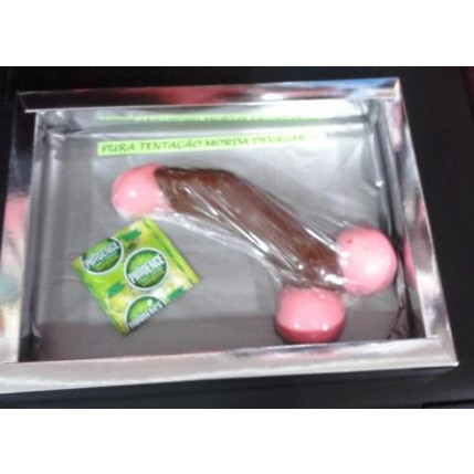 Pênis de Chocolate Recheado Torto com Escroto - 180 Grs.